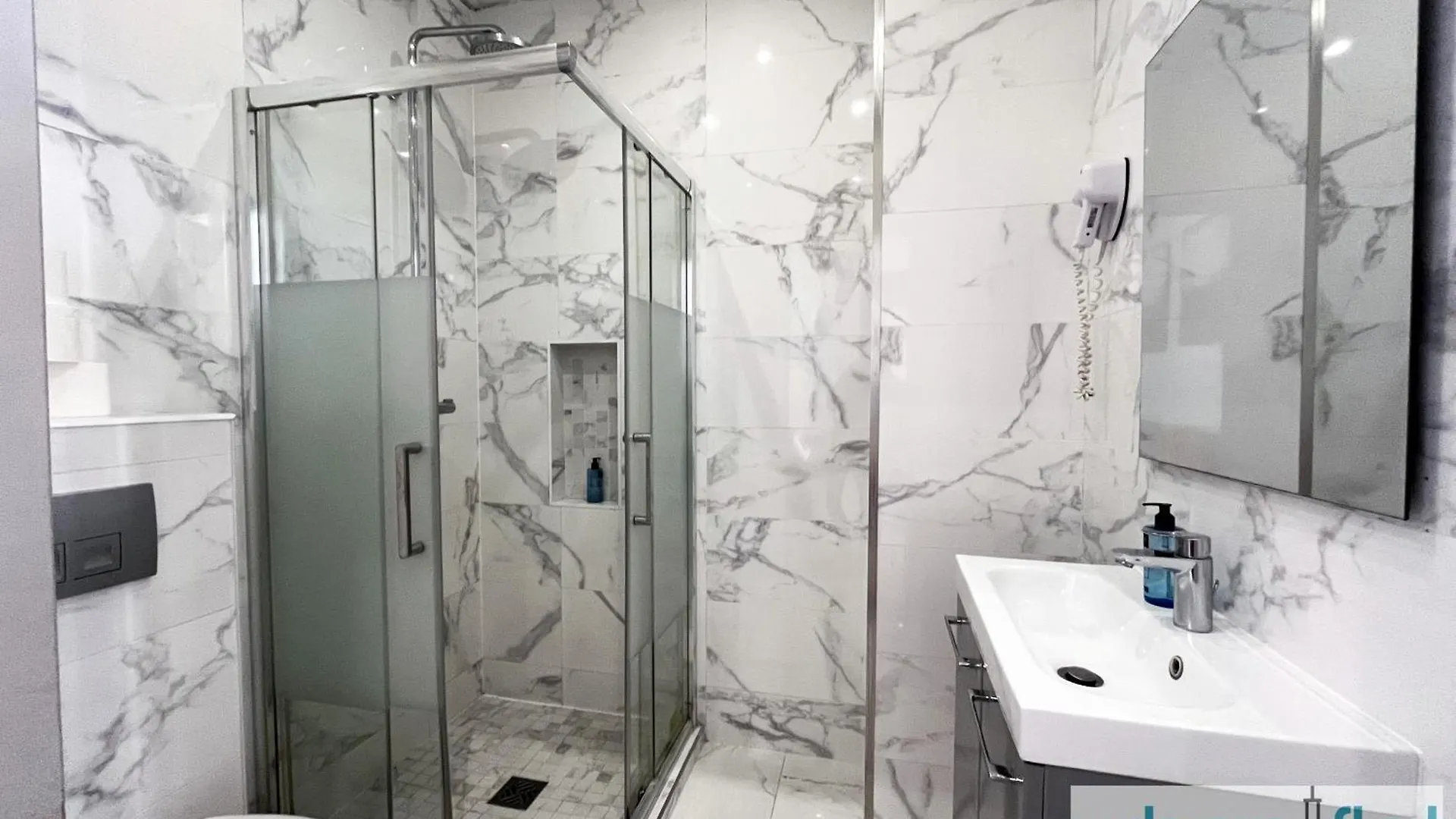 44 - Pretty 2 Bdr Flat In Apartment *